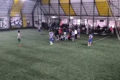 Sahada yürekler ağza geldi: Futbolcunun dili boğazına kaçtı, hakem saniyelerle kurtardı