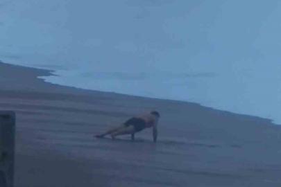 Sahilde şınav çekti, 2 metrelik dalgaları görünce koşarak kaçtı