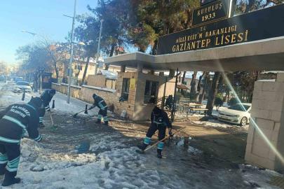 Şahinbey Belediyesi okul etraflarını ve yollarını temizledi