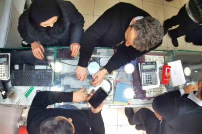 Sahte polislerin dolandırıcılık girişimini gerçek polisler bozdu