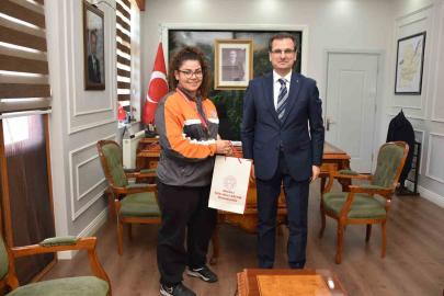 Salihli Kaymakamı Güldoğan, Türkiye Şampiyonu öğrenciyi ağırladı