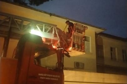 Salihli’de çatıda mahsur kalan kedi kurtarıldı