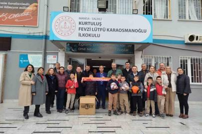 Salihli’de Galatasaraylı taraftarlardan eğitime spor malzemesi desteği