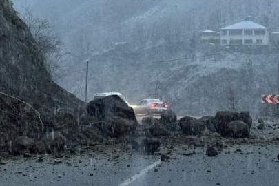Şalpazarı-Beşikdüzü karayolunda heyelan