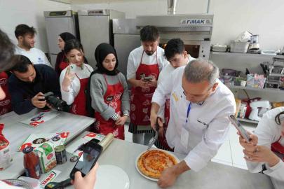 Şampiyon şeften uygulamalı pizza eğitimi