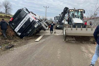 Samsun’da beton mikseri kanala devrildi