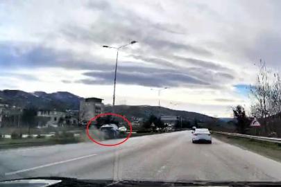 Samsun’da cenaze dönüşü 4 kişinin yaralandığı kaza araç kamerasına yansıdı