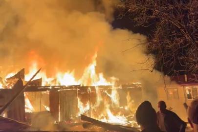 Samsun’da gece yarısı korku dolu anlar: Kırsal mahallede iki ev alevlere teslim oldu