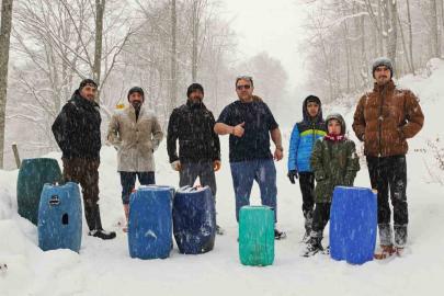 Samsun’da kar eğlencesi: Vatandaşlar bidonlarla karın keyfini çıkardı