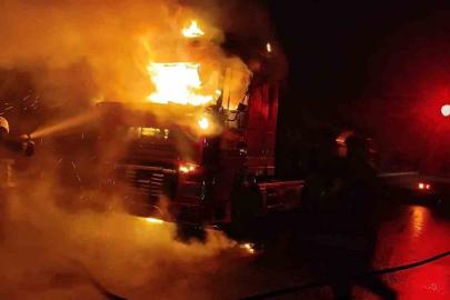 Şanlıurfa’da seyir halindeki tır alev topuna döndü