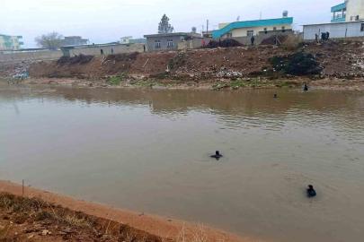 Şanlıurfa’da sulama kanalına düşen otomobilin sürücüsünü arama çalışmaları sürüyor
