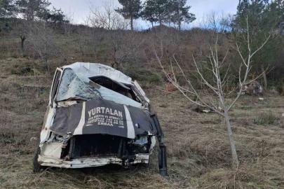 Şarampole devrilen minibüs hurda yığınına döndü: 1 yaralı