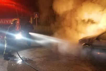 Sarayköy’de park halindeki otomobil alevlere teslim oldu