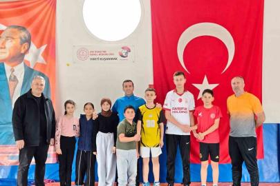 Sarıgöl’de minik güreşçiler tatilde de minderde