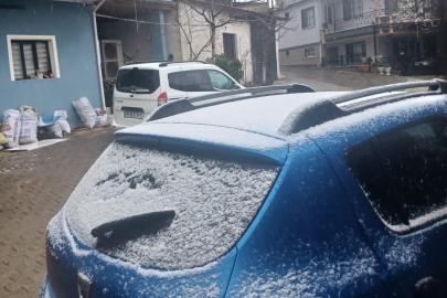 Sarıgöl’ün yüksek kesimlerine kısa süreli kar yağdı