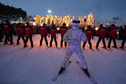 Sarıkamış şehitleri anısına meşaleli kayak gösterisi