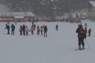 Sarıkamış’ta kar yağışı altında kayak ve snowboard keyfi