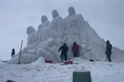 Sarıkamış’ta kardan heykellerin yapımı tamamlandı