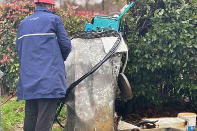 Sarıyer’de fırtına etkili oldu: Baz istasyonu ve ağaç devrildi