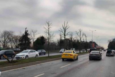 Sarıyer’de kontrolden çıkan otomobil karşı şeritteki araçla çarpıştı: Kaza anı kamerada