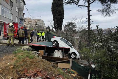 Sarıyer’de vitesi karıştırdı, otomobil kamelyanın üzerine uçtu