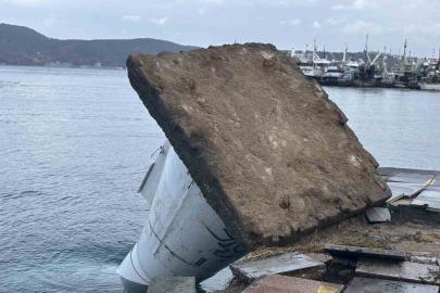 Sarıyer’deki şiddetli fırtına deniz fenerini devirdi