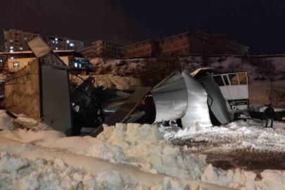 Sason’da yoğun kar yağışı nedeniyle iş yerinin çatısı çöktü