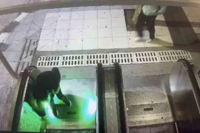 Şehir magandaları kamerada: Yürüyen merdiveni durdurup kaçtılar