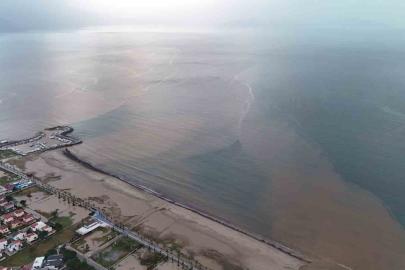 Sel suları denizin rengini değiştirdi