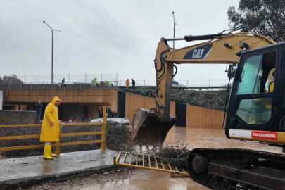 Sel suları yükselince minibüsün üzerinde mahsur kalan vatandaşları belediye ekipleri kurtardı
