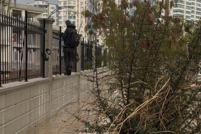Selde kaldırım kayboldu, hastane duvarından yürüyerek geçti