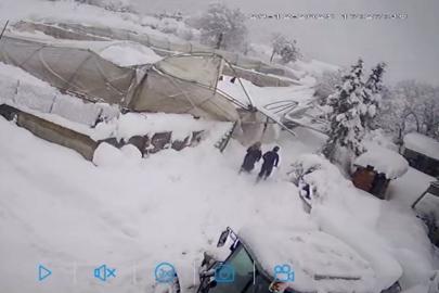 Seraların çökme anı kamerada: Kar altında kaldı, komşularının yardımıyla kurtarıldı