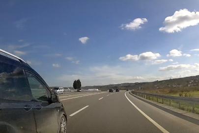 Şerit ihlali yaparak aracı silme geçti: Kazaya davetiye çıkaran sürücü canları hiçe saydı