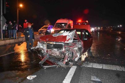 Servis minibüsüyle çarpışan otomobil sürücüsü kaçtı: 2 yaralı