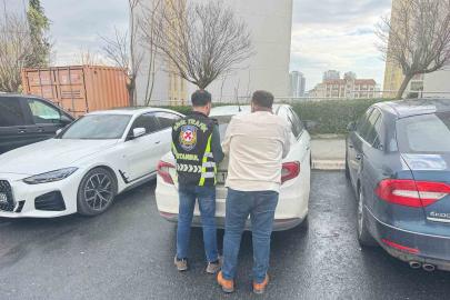 Servis sürücüsü trafikte sinirlendi, kafa atarak taksinin camını kırdı