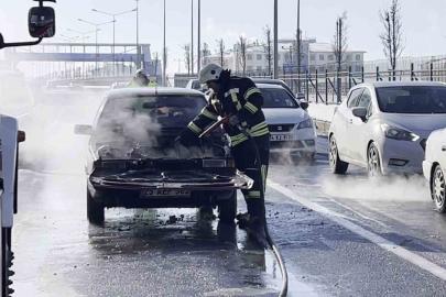 Seyir halindeki otomobil yandı