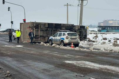 Seyir halindeki tır kayganlaşan yolda devrildi