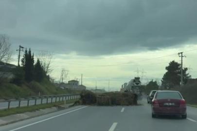 Seyir halindeki tırdan düşen saman balyaları trafiği tehlikeye attı
