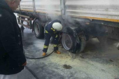 Seyir halindeki tırın lastikleri yandı