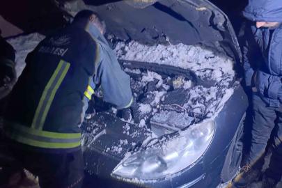 Seyir halindeyken yanan aracın motoruna karla müdahale