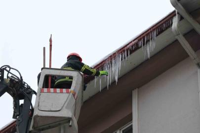 Sibirya soğukları buz sarkıtları oluşturdu, ekipler harekete geçti
