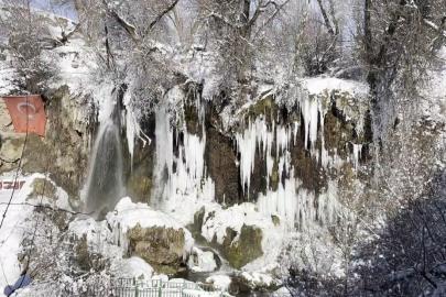 Sıcaklığın eksi 21 dereceye düştüğü Sivas’ta Sızır Şelalesi’nde devasa buz sarkıtları oluştu