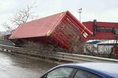 Şiddetli rüzgar eski gümrük sahasında konteynırları devirdi