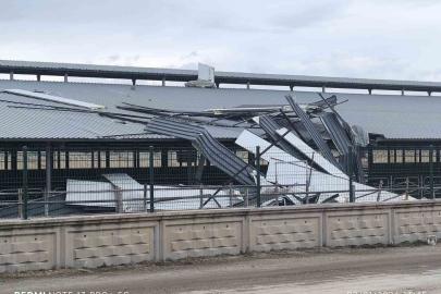 Şiddetli rüzgar işyerinin çatısını ucurdu