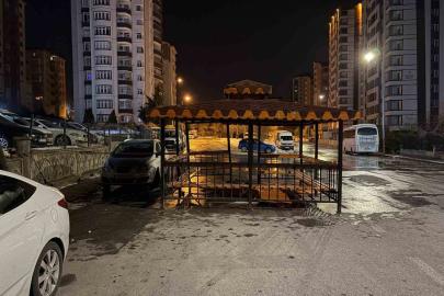 Şiddetli rüzgar, söktüğü kamelyayı bozmadan yola kondurdu