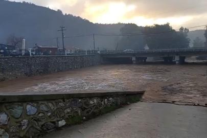 Şiddetli sağanak yağış sebebiyle Gökçe’de dere yatağında sel meydana geldi