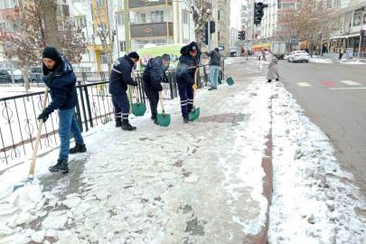 Siirt Belediyesinin karla mücadele çalışmaları aralıksız devam ediyor