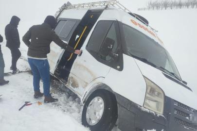 Siirt Özel İdare ekipleri hem yolları açıyor, hem de hastaları sağlık ekiplerine ulaştırıyor