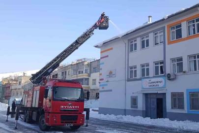 Siirt’te cadde, sokak ve okulların çatısındaki kar kütlesi itfaiye tarafından temizleniyor