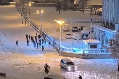 Siirt’te çocuklar kartoplarını karakola attı, polisler karşılık verince renkli görüntüler oluştu